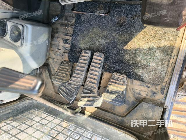 左后方玻璃角标(驾驶室部分) 左后方玻璃角标(驾驶室部分)