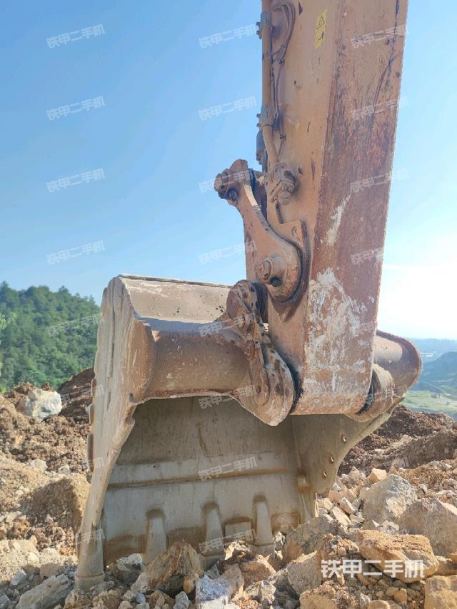 铲斗右后整体(工作和回转装置) 铲斗右后整体(工作和回转装置)