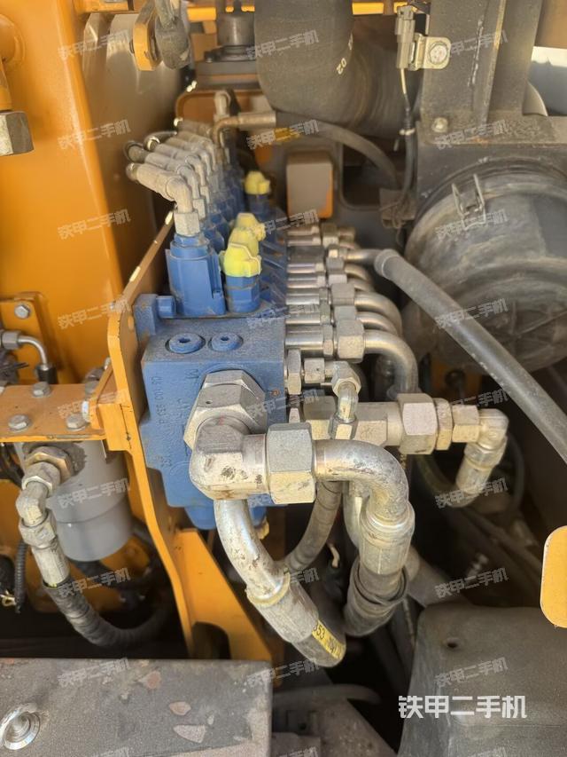 回轉(zhuǎn)馬達和主控閥(整機外觀) 回轉(zhuǎn)馬達和主控閥(整機外觀)