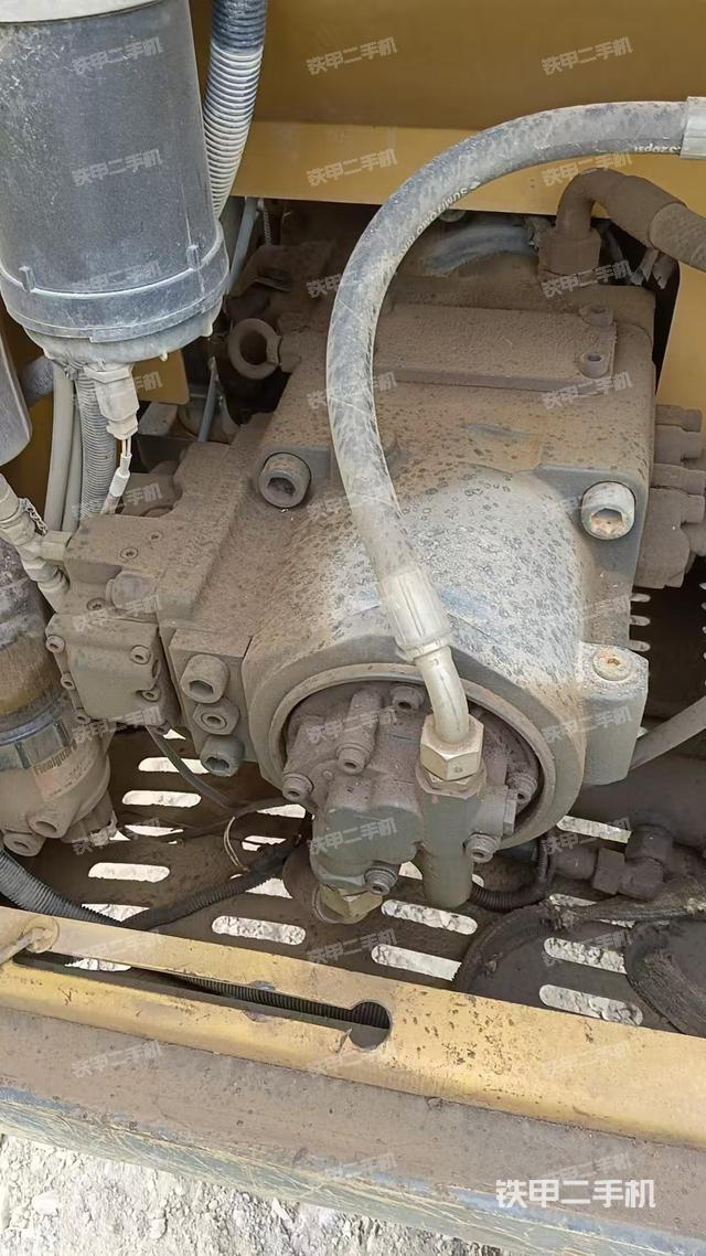 液压泵舱室正面整体(整机外观) 液压泵舱室正面整体(整机外观)
