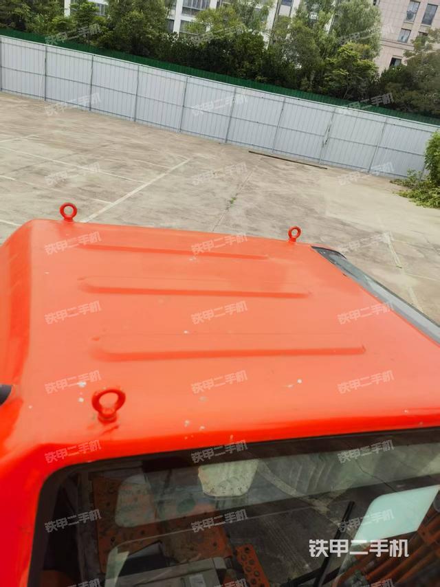 駕駛室頂部(整機(jī)外觀) 駕駛室頂部(整機(jī)外觀)