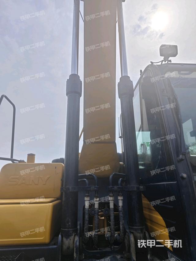 大臂油缸整体 竖拍(工作和回转装置) 大臂油缸整体 竖拍(工作和回转装置)