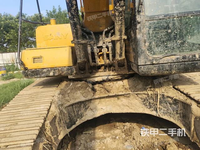 转盘和下车架正前(工作和回转装置) 转盘和下车架正前(工作和回转装置)