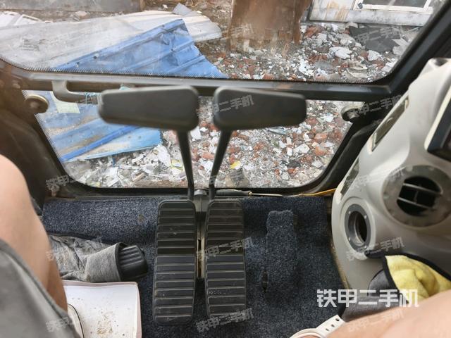 行走控制手柄和踏板?俯拍(駕駛室部分) 行走控制手柄和踏板?俯拍(駕駛室部分)