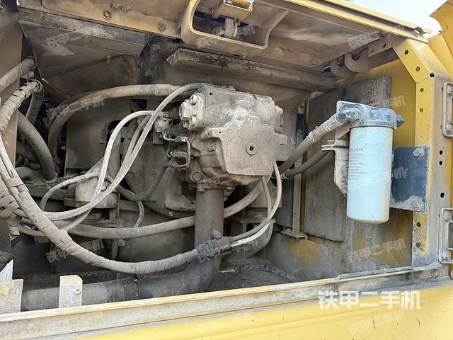 液压泵舱室正面整体(整机外观) 液压泵舱室正面整体(整机外观)
