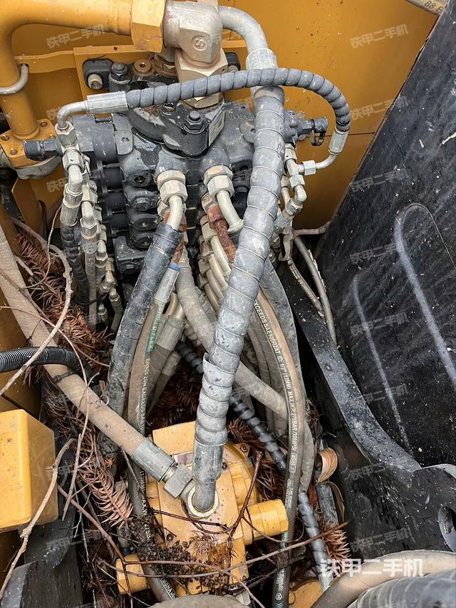 回转马达和主控阀（整机外观）