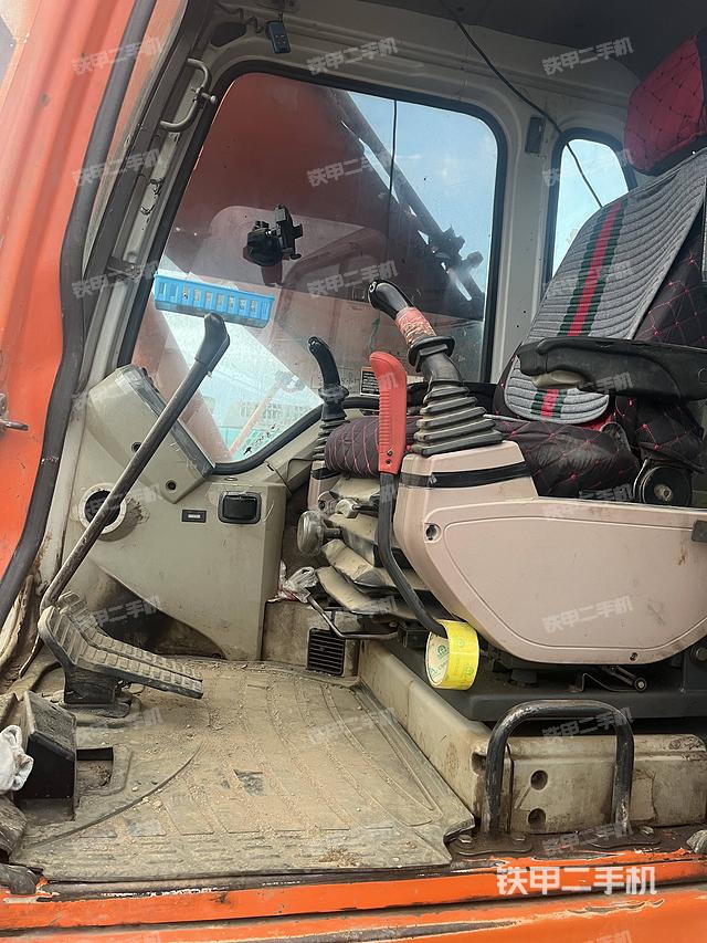 駕駛室整體(整機外觀) 駕駛室整體(整機外觀)