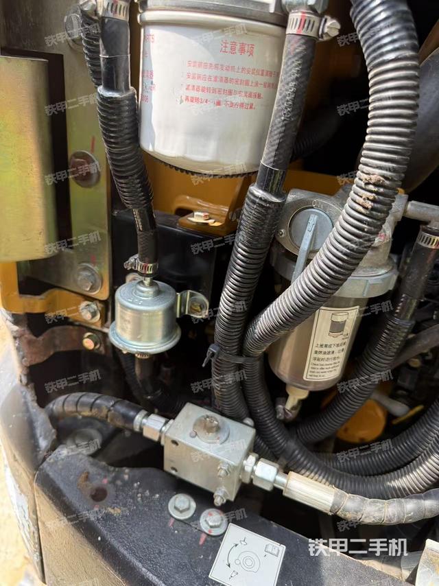液压泵舱室正面整体(整机外观) 液压泵舱室正面整体(整机外观)
