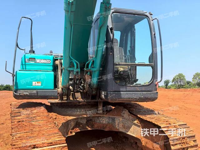 大臂油缸整体 竖拍(工作和回转装置) 大臂油缸整体 竖拍(工作和回转装置)