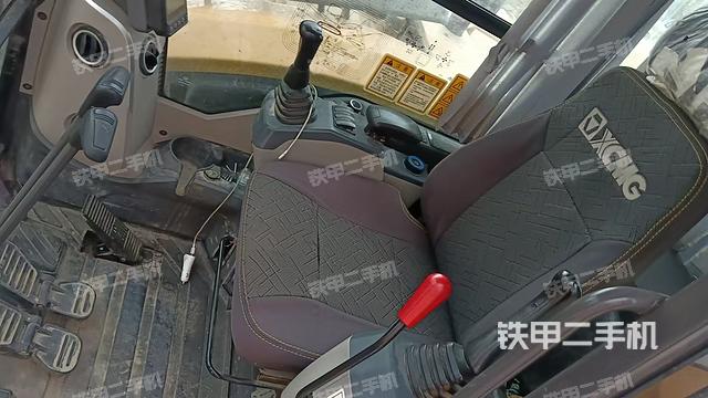 驾驶室整体(整机外观) 驾驶室整体(整机外观)
