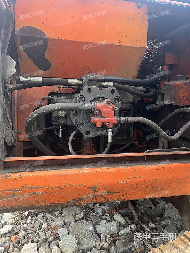 液壓泵艙室正面整體(整機外觀) 液壓泵艙室正面整體(整機外觀)