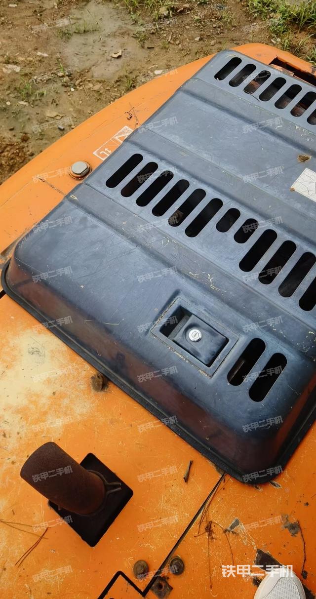 駕駛室頂部(整機(jī)外觀) 駕駛室頂部(整機(jī)外觀)