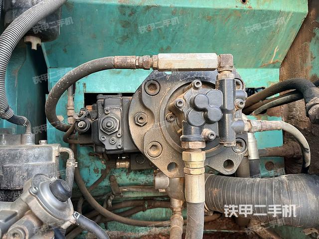 液压泵舱室正面整体(整机外观) 液压泵舱室正面整体(整机外观)