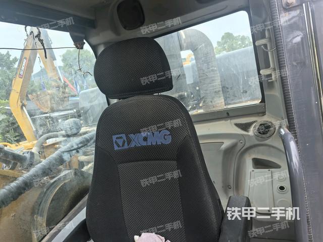 行走控制手柄和踏板 俯拍(驾驶室部分) 行走控制手柄和踏板 俯拍(驾驶室部分)