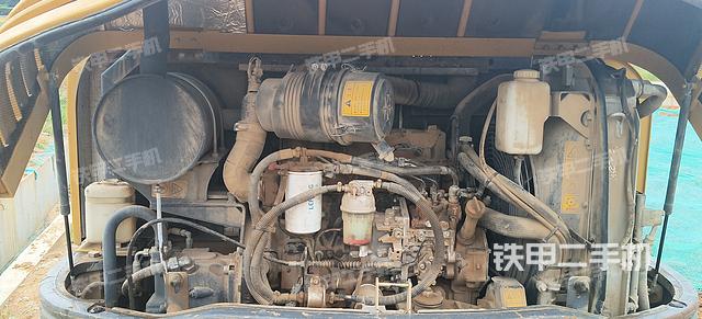 液压泵舱室正面整体（整机外观）