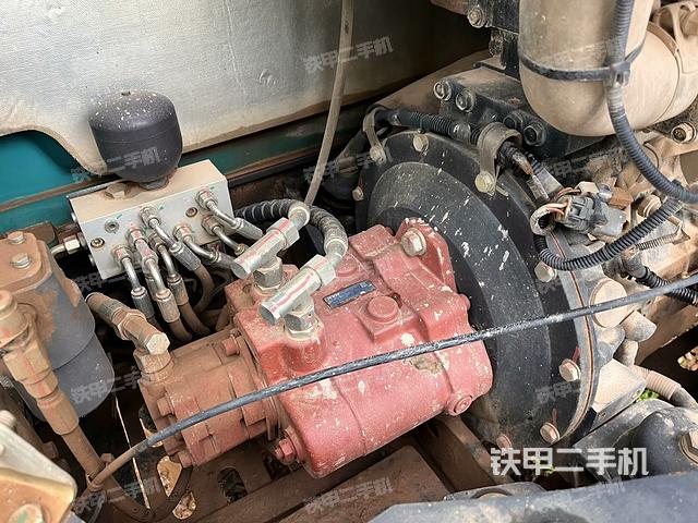 液压泵舱室正面整体(整机外观) 液压泵舱室正面整体(整机外观)