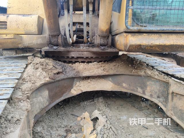 转盘和下车架正前(工作和回转装置) 转盘和下车架正前(工作和回转装置)
