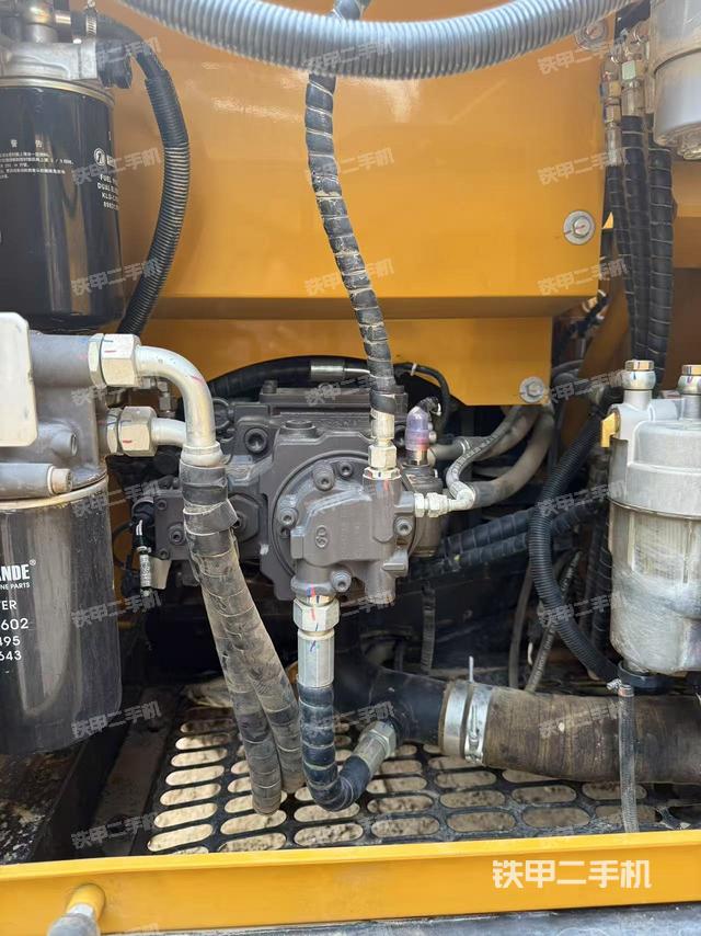 液压泵舱室正面整体（整机外观）