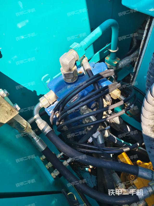 回轉(zhuǎn)馬達(dá)和主控閥（整機(jī)外觀）