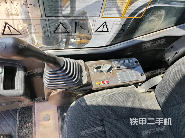 座椅右侧控制台/钥匙门/油门/含右手柄(驾驶室部分) 座椅右侧控制台/钥匙门/油门/含右手柄(驾驶室部分)