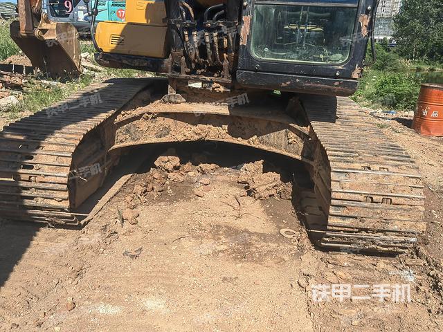 转盘和下车架正前(工作和回转装置) 转盘和下车架正前(工作和回转装置)