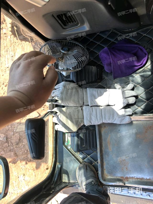 行走控制手柄和踏板 俯拍(驾驶室部分) 行走控制手柄和踏板 俯拍(驾驶室部分)