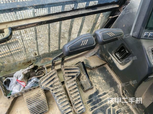 行走控制手柄和踏板?俯拍(駕駛室部分) 行走控制手柄和踏板?俯拍(駕駛室部分)