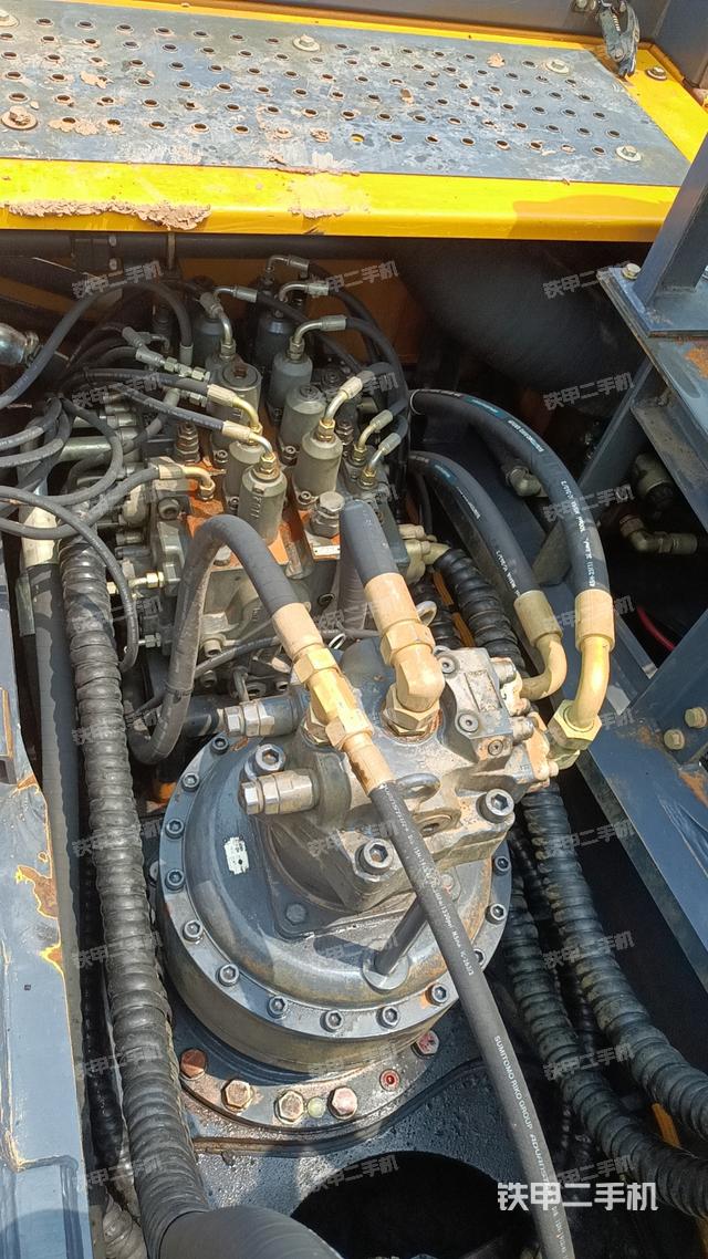 回轉(zhuǎn)馬達(dá)和主控閥（整機(jī)外觀）