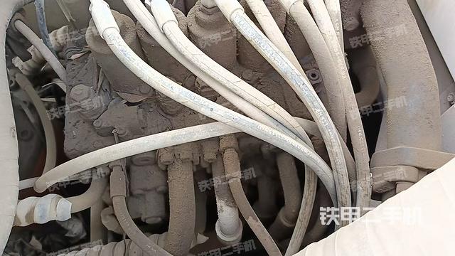 回转马达和主控阀(整机外观) 回转马达和主控阀(整机外观)