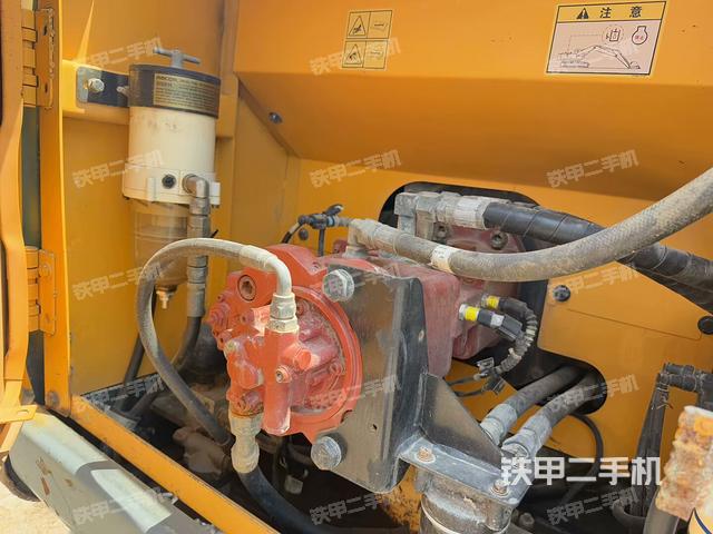 液压泵舱室正面整体(整机外观) 液压泵舱室正面整体(整机外观)