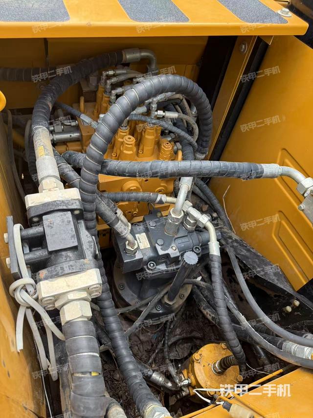 回转马达和主控阀（整机外观）