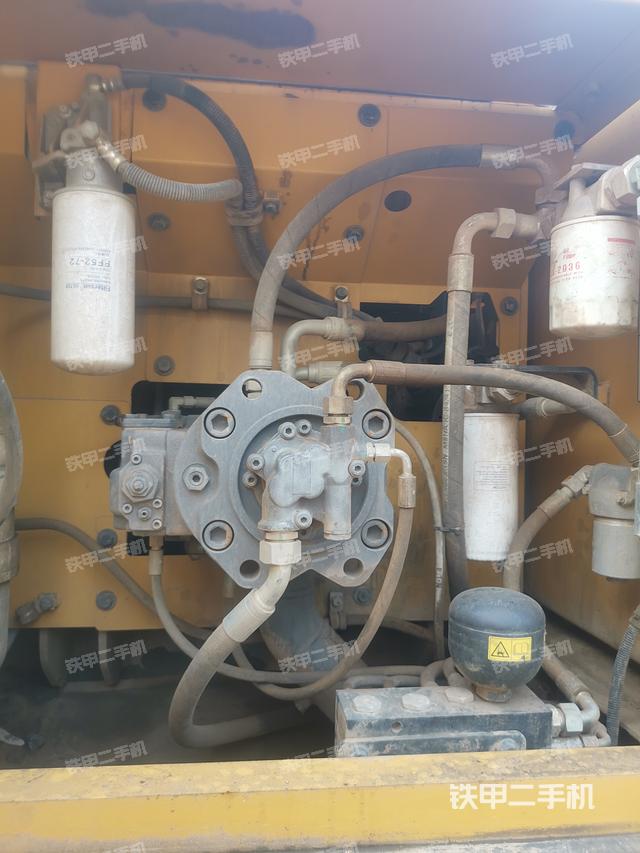 液压泵舱室正面整体（整机外观）