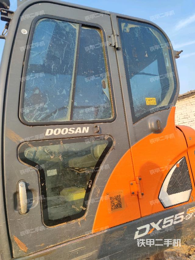 驾驶室整体(整机外观) 驾驶室整体(整机外观)