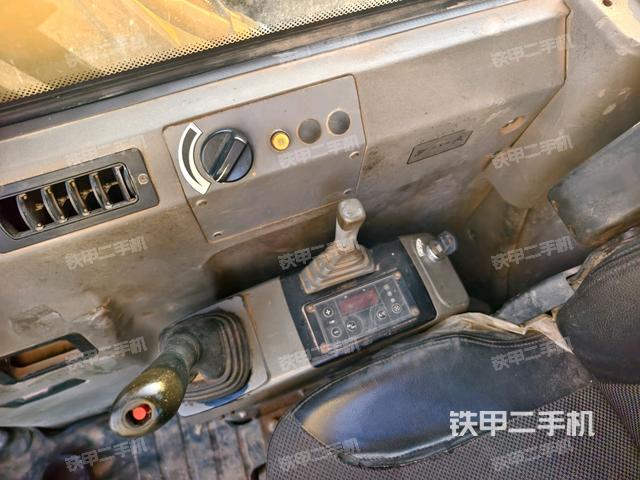 座椅右侧控制台/钥匙门/油门/含右手柄(驾驶室部分) 座椅右侧控制台/钥匙门/油门/含右手柄(驾驶室部分)