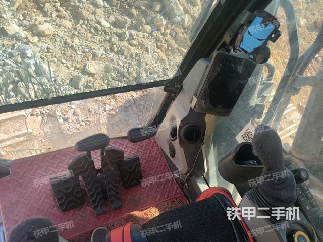 行走控制手柄和踏板 俯拍(驾驶室部分) 行走控制手柄和踏板 俯拍(驾驶室部分)