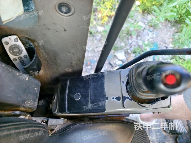 座椅左侧控制台/音响/含左手柄(驾驶室部分) 座椅左侧控制台/音响/含左手柄(驾驶室部分)