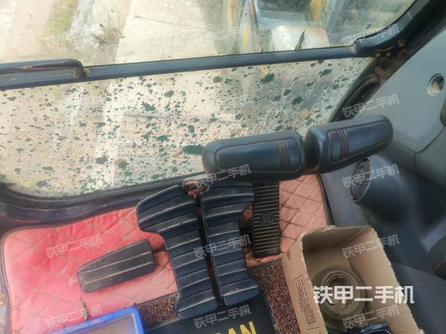 行走控制手柄和踏板 俯拍（驾驶室部分）