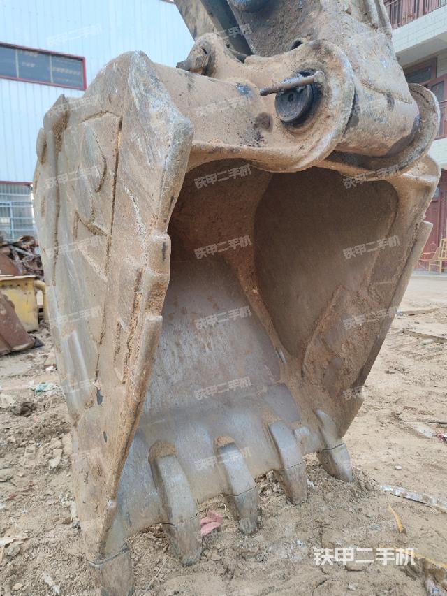铲斗右后整体(工作和回转装置) 铲斗右后整体(工作和回转装置)