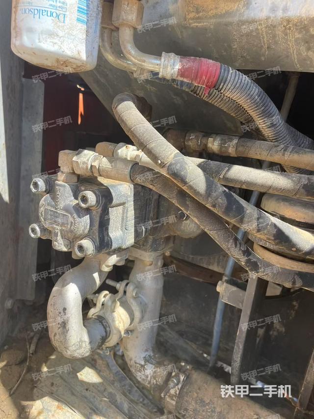 液壓泵艙室正面整體(整機(jī)外觀) 液壓泵艙室正面整體(整機(jī)外觀)