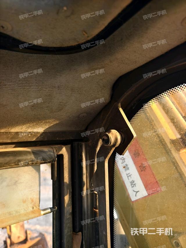 左后方玻璃角标(驾驶室部分) 左后方玻璃角标(驾驶室部分)