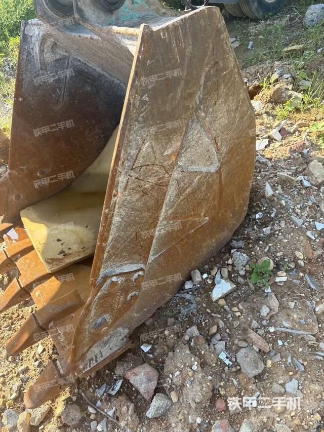 小臂整体左后(工作和回转装置) 小臂整体左后(工作和回转装置)