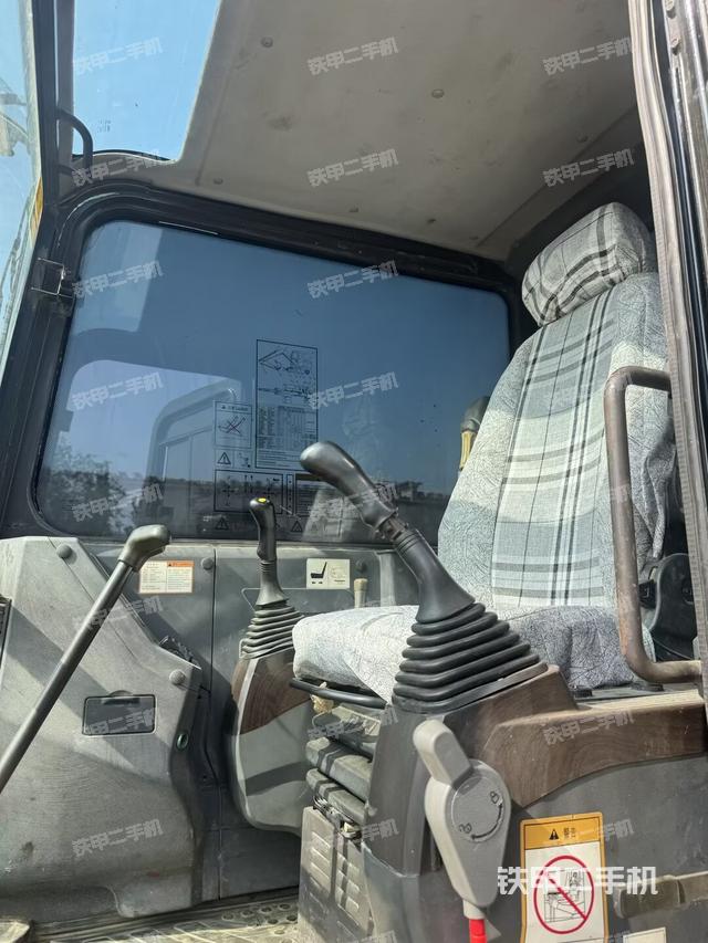 駕駛室頂部(整機外觀) 駕駛室頂部(整機外觀)