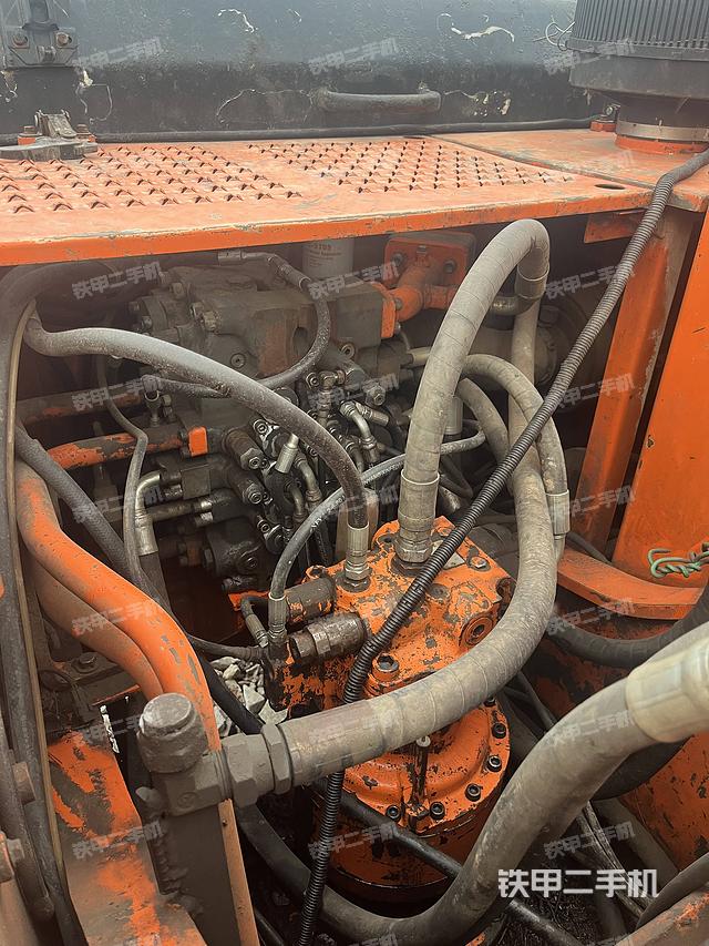 回轉(zhuǎn)馬達(dá)和主控閥(整機外觀) 回轉(zhuǎn)馬達(dá)和主控閥(整機外觀)