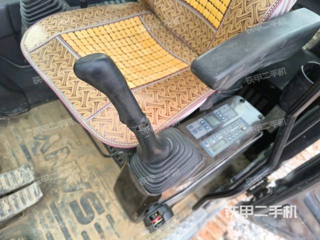 行走控制手柄和踏板?俯拍（駕駛室部分）