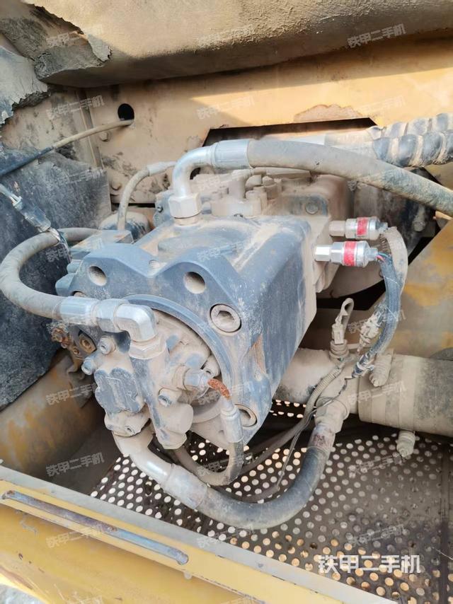 液壓泵艙室正面整體（整機外觀）