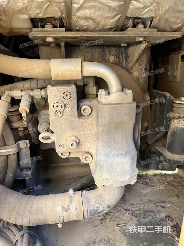 液压泵舱室正面整体（整机外观）