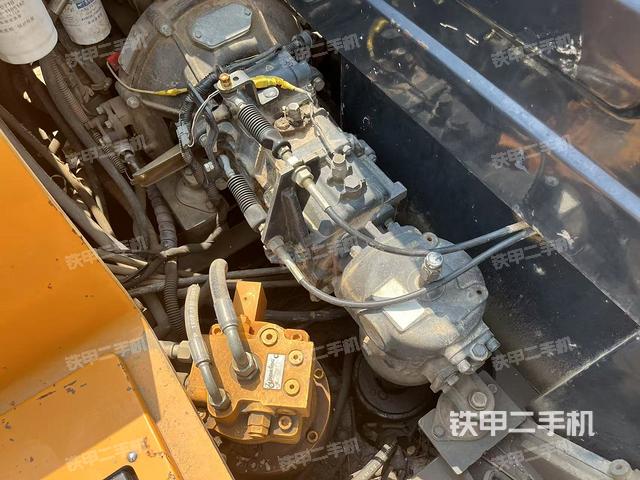 液壓泵艙室正面整體(整機外觀) 液壓泵艙室正面整體(整機外觀)