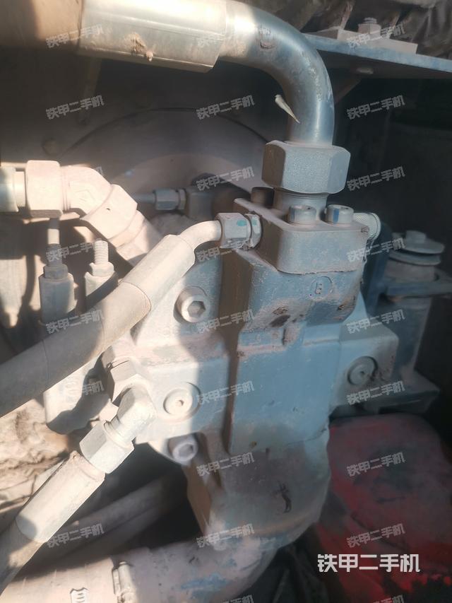 液压泵舱室正面整体（整机外观）