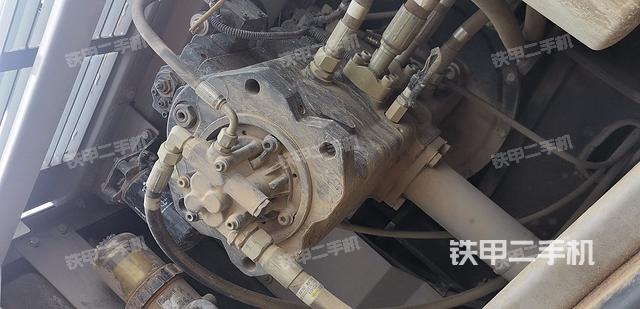 液压泵舱室正面整体（整机外观）