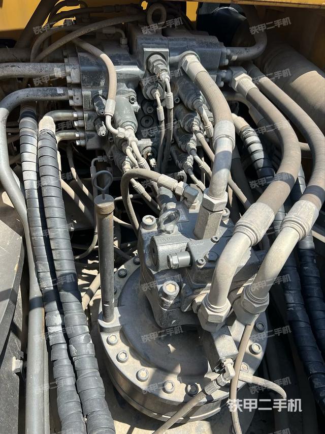 回转马达和主控阀（整机外观）